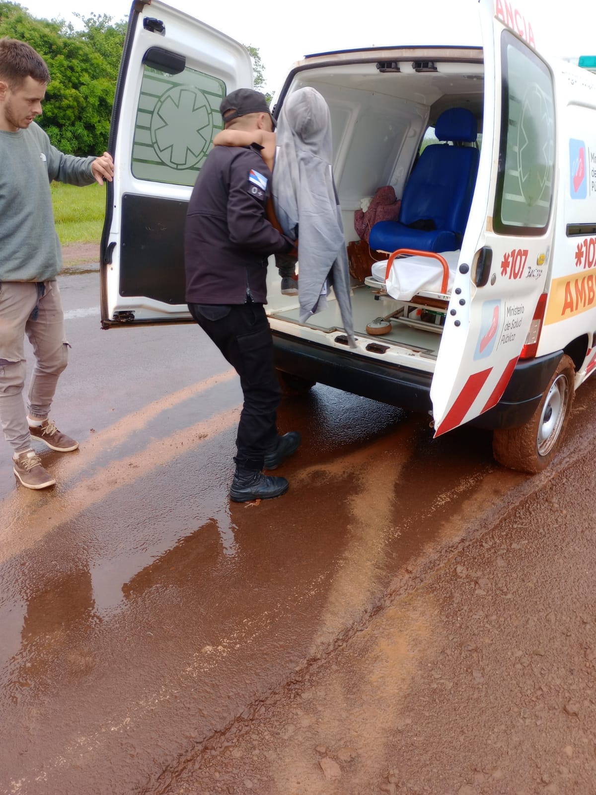 Policías asistieron a un niño con graves quemaduras en la Aldea Iracá Mirí 3 Policías asistieron a un niño con graves quemaduras en la Aldea Iracá Mirí imagen-2