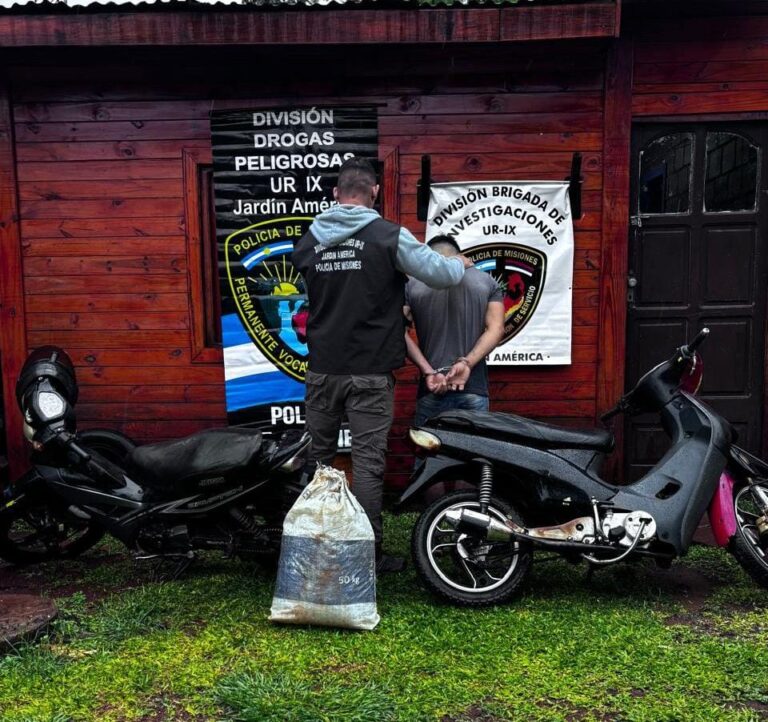 Un motociclista fue detenido con más de siete kilos de cogollos de marihuana en Jardín América imagen-31