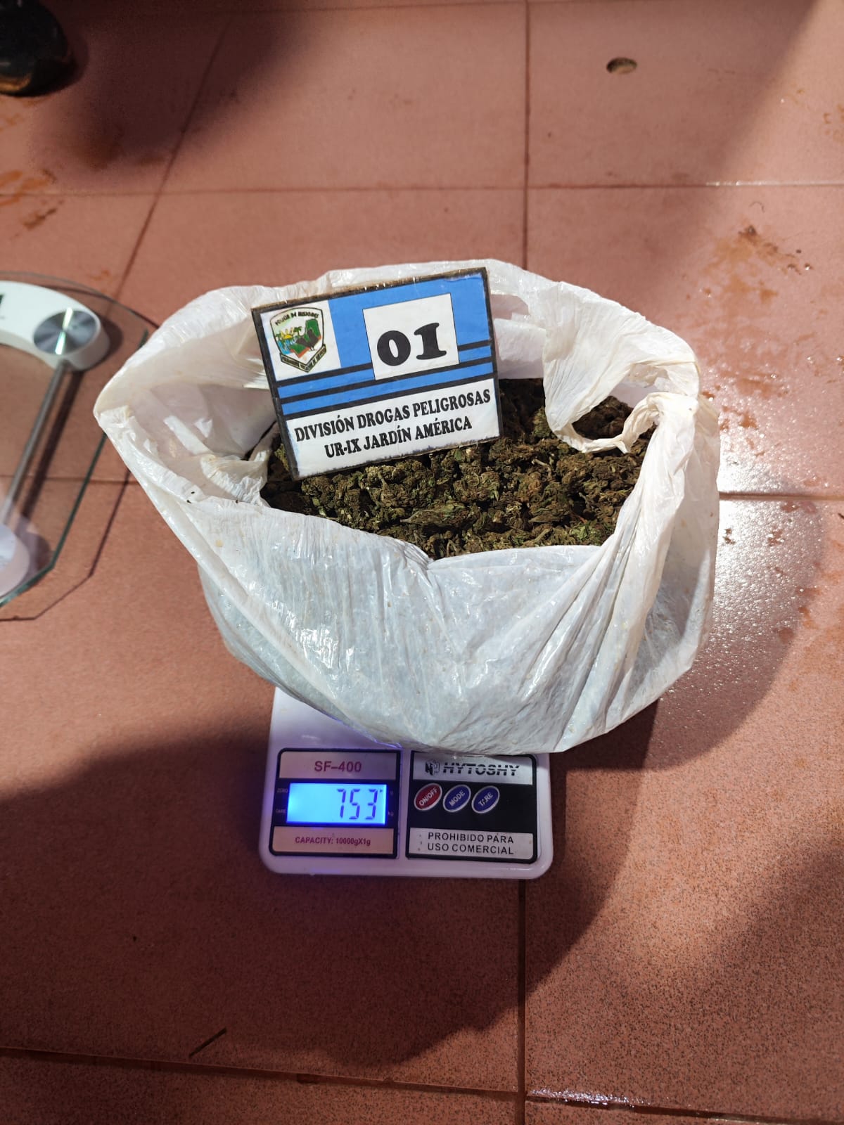 Un motociclista fue detenido con más de siete kilos de cogollos de marihuana en Jardín América 4 Un motociclista fue detenido con más de siete kilos de cogollos de marihuana en Jardín América imagen-3