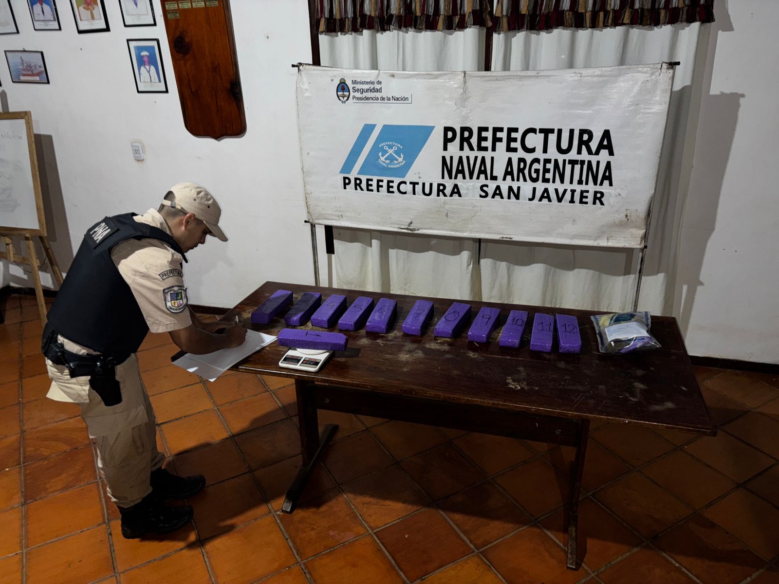 Prefectura secuestró droga valuada en $70 millones, hay dos detenidos 6 Prefectura secuestró droga valuada en $70 millones, hay dos detenidos imagen-5