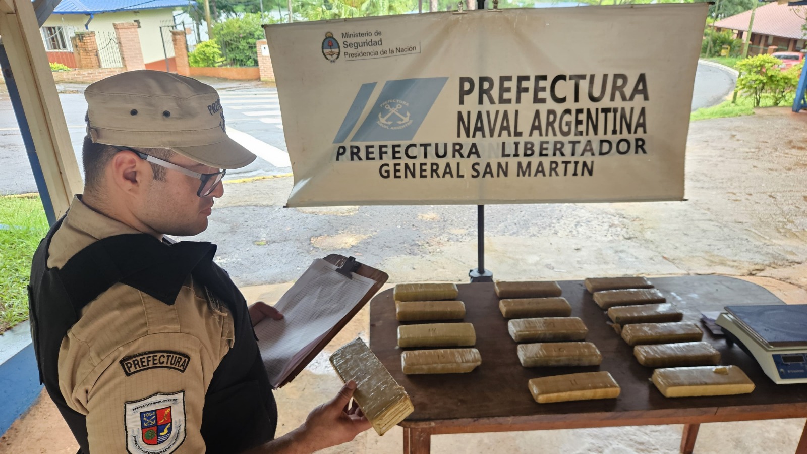 Prefectura secuestró droga valuada en $70 millones, hay dos detenidos 4 Prefectura secuestró droga valuada en $70 millones, hay dos detenidos imagen-3