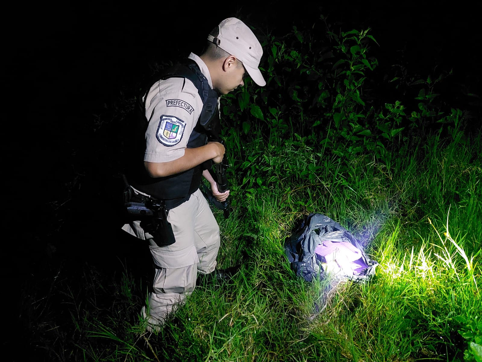 Prefectura secuestró droga valuada en $70 millones, hay dos detenidos 2 Prefectura secuestró droga valuada en $70 millones, hay dos detenidos imagen-1