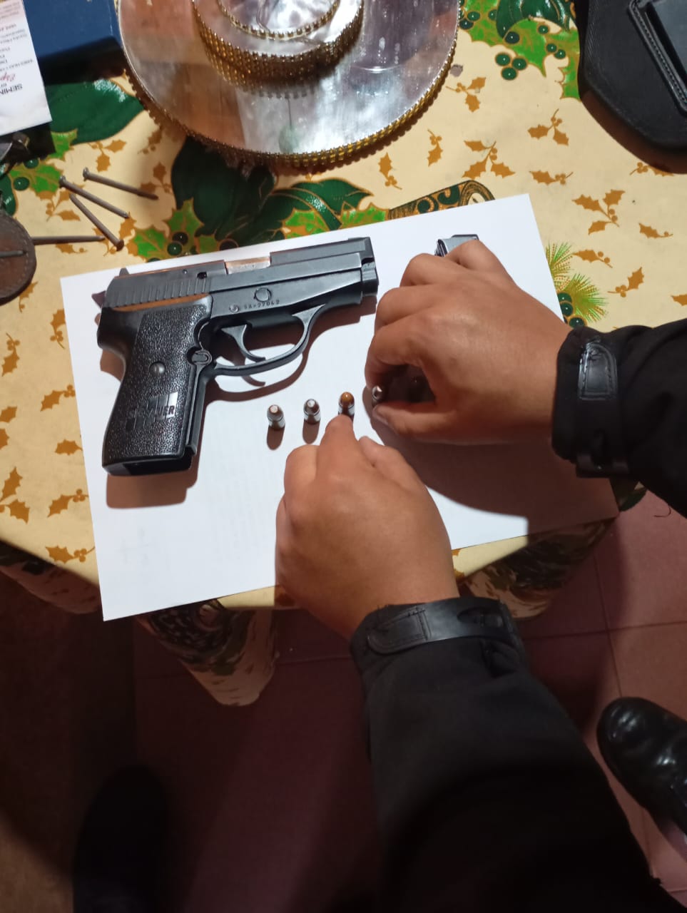 Fue denunciado por amenazar de muerte a un exempleado: allanaron su vivienda y secuestraron el arma utilizada 3 Fue denunciado por amenazar de muerte a un exempleado: allanaron su vivienda y secuestraron el arma utilizada imagen-2