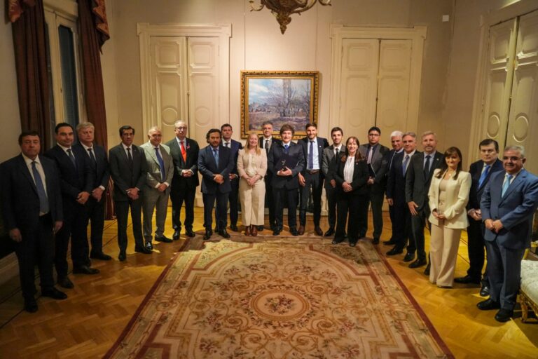 "Más allá de las diferencias, dialogaremos las veces que sean necesarias para hacer crecer el país", dijo Passalacqua tras reunión de Gobernadores con el presidente Milei imagen-1