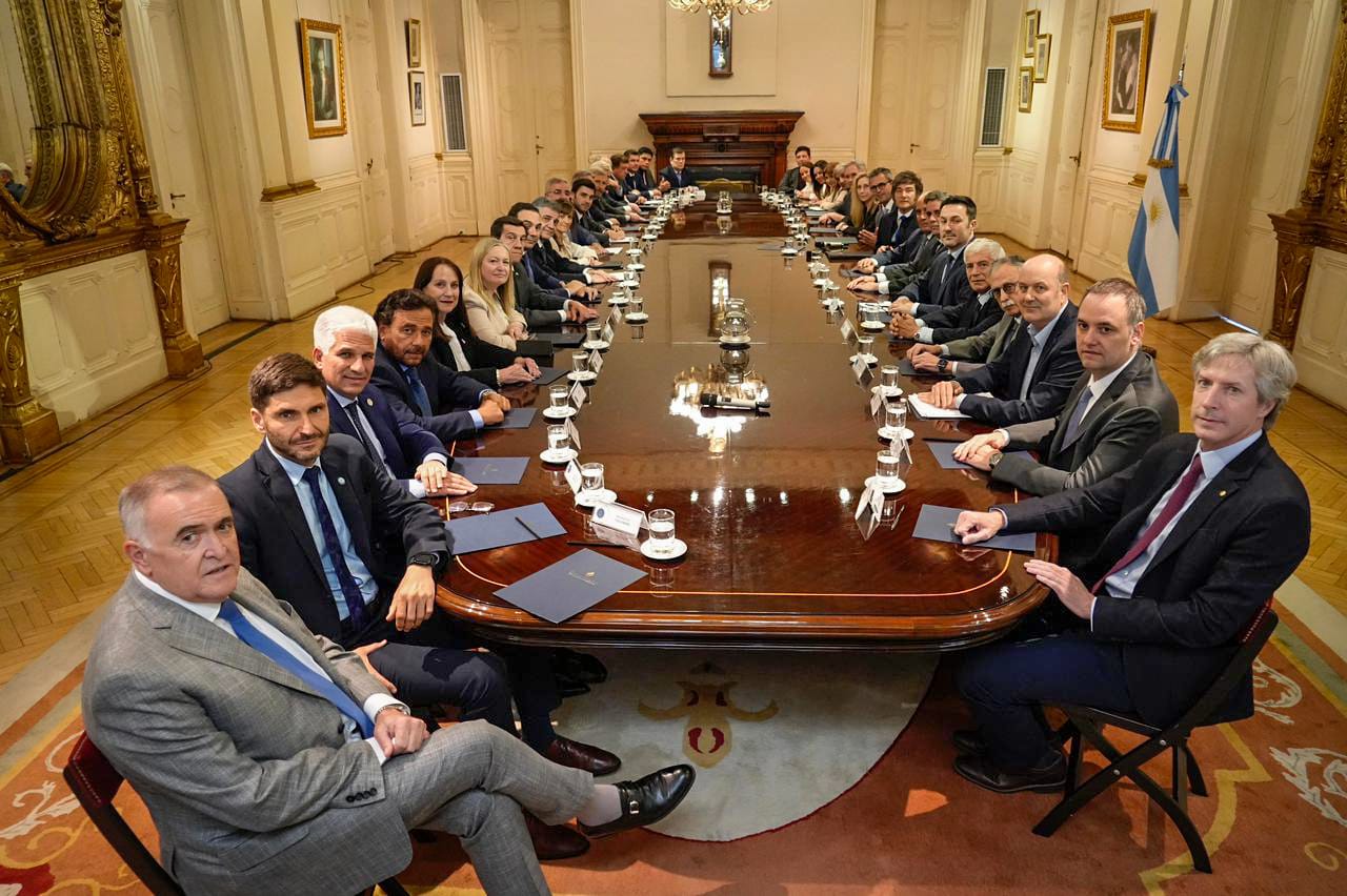 "Más allá de las diferencias, dialogaremos las veces que sean necesarias para hacer crecer el país", dijo Passalacqua tras reunión de Gobernadores con el presidente Milei 4 "Más allá de las diferencias, dialogaremos las veces que sean necesarias para hacer crecer el país", dijo Passalacqua tras reunión de Gobernadores con el presidente Milei imagen-3