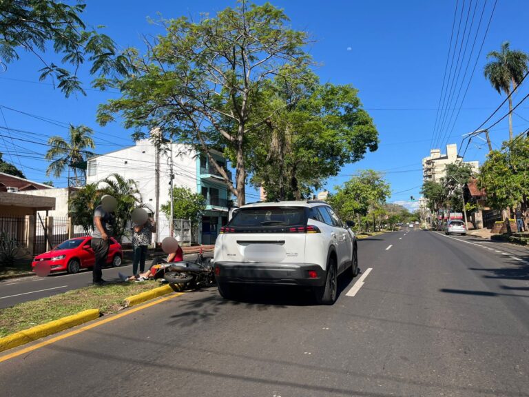 Colisión entre una moto y un auto dejó una mujer hospitalizada en Posadas imagen-28