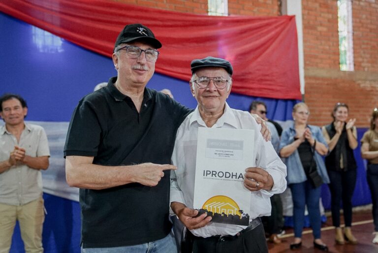 "Este no es un acto de entrega, es un acto de amor y devolución", dijo el Gobernador en la entrega de títulos de propiedad en Puerto Rico imagen-17