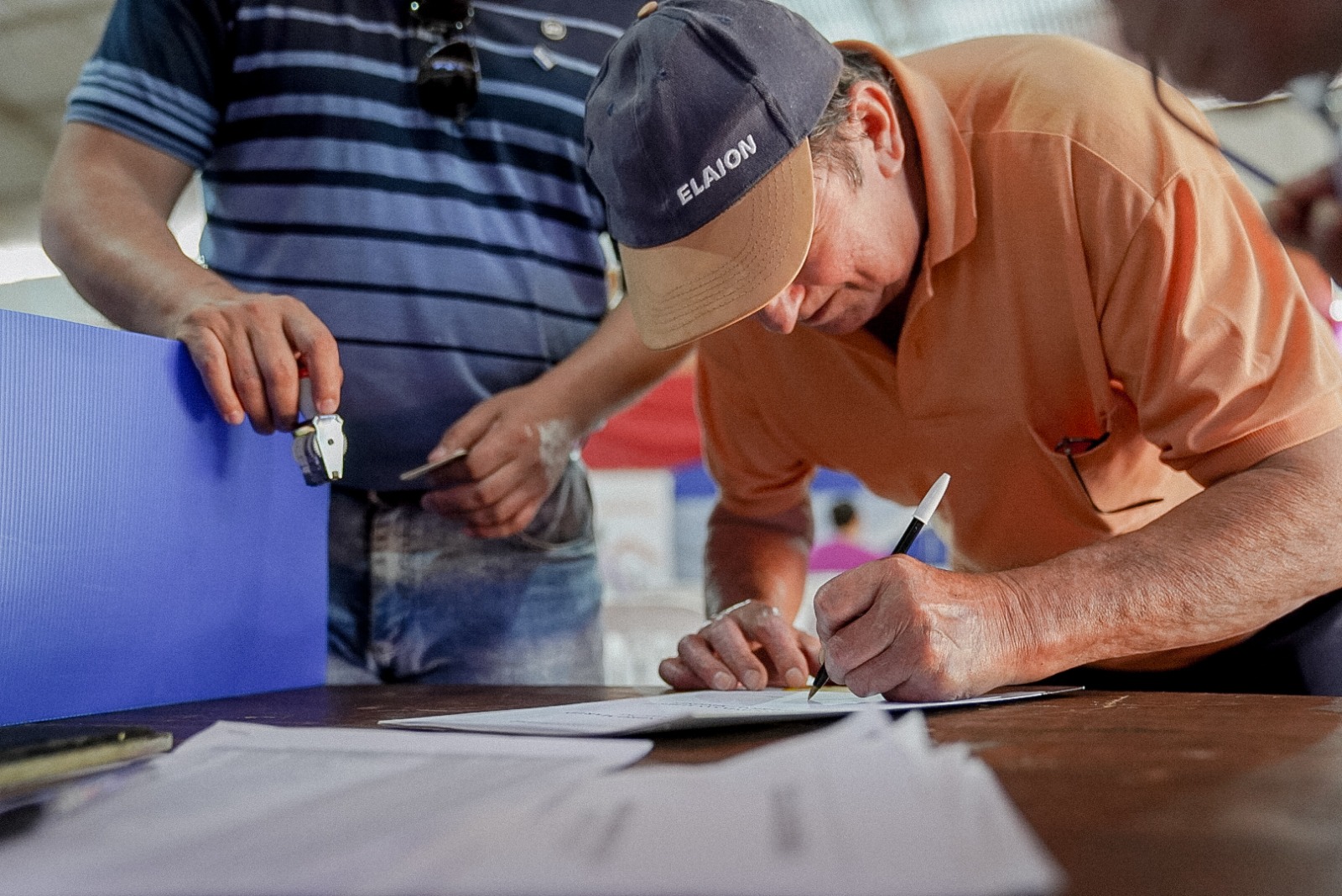 "Este no es un acto de entrega, es un acto de amor y devolución", dijo el Gobernador en la entrega de títulos de propiedad en Puerto Rico 2 "Este no es un acto de entrega, es un acto de amor y devolución", dijo el Gobernador en la entrega de títulos de propiedad en Puerto Rico imagen-1