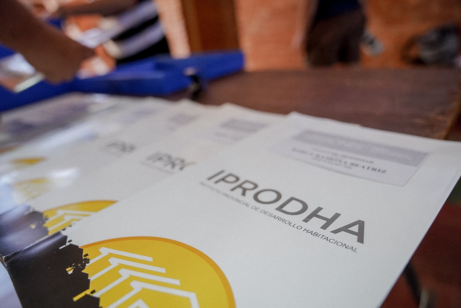 "Este no es un acto de entrega, es un acto de amor y devolución", dijo el Gobernador en la entrega de títulos de propiedad en Puerto Rico 4 "Este no es un acto de entrega, es un acto de amor y devolución", dijo el Gobernador en la entrega de títulos de propiedad en Puerto Rico imagen-3