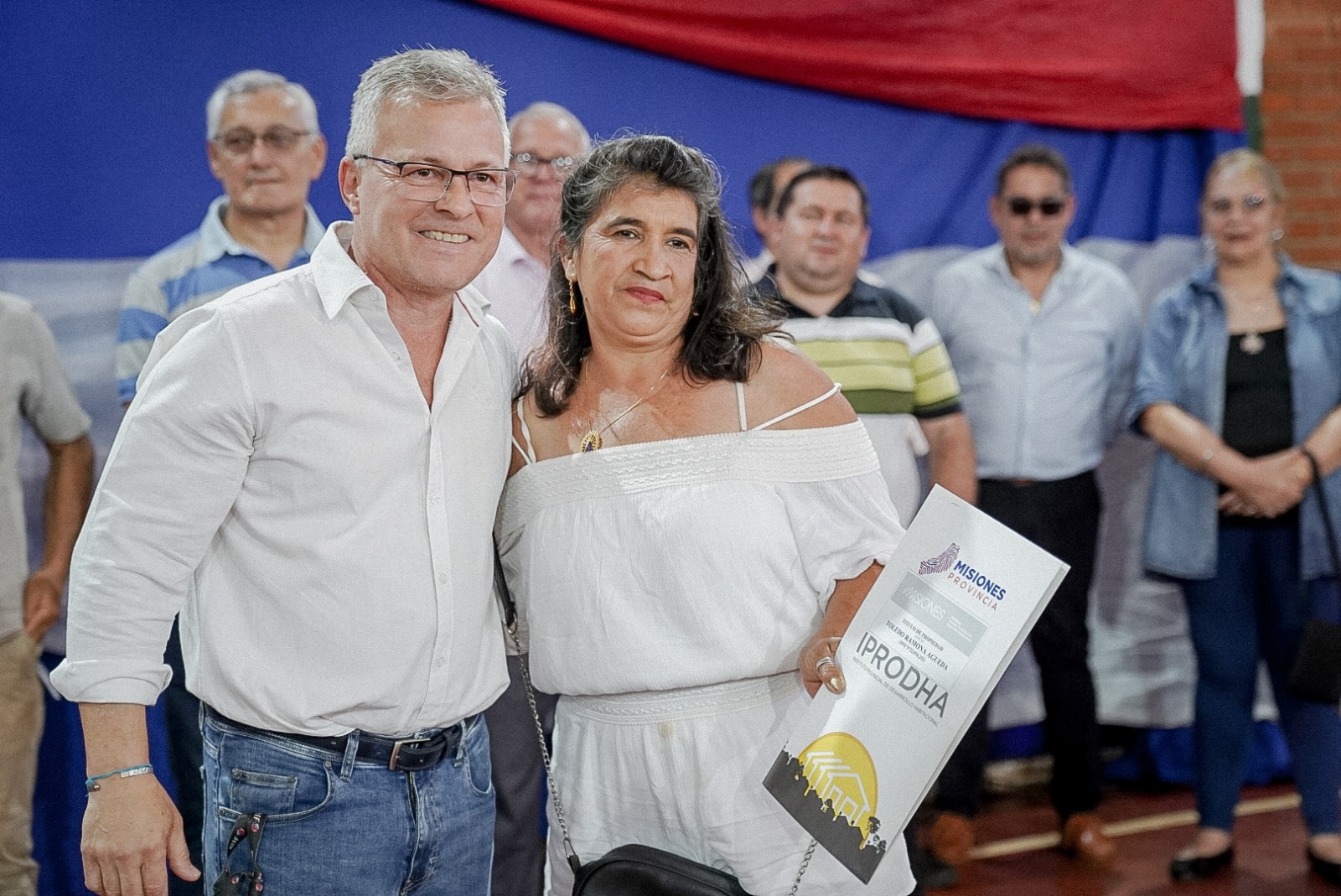 "Este no es un acto de entrega, es un acto de amor y devolución", dijo el Gobernador en la entrega de títulos de propiedad en Puerto Rico 10 "Este no es un acto de entrega, es un acto de amor y devolución", dijo el Gobernador en la entrega de títulos de propiedad en Puerto Rico imagen-9