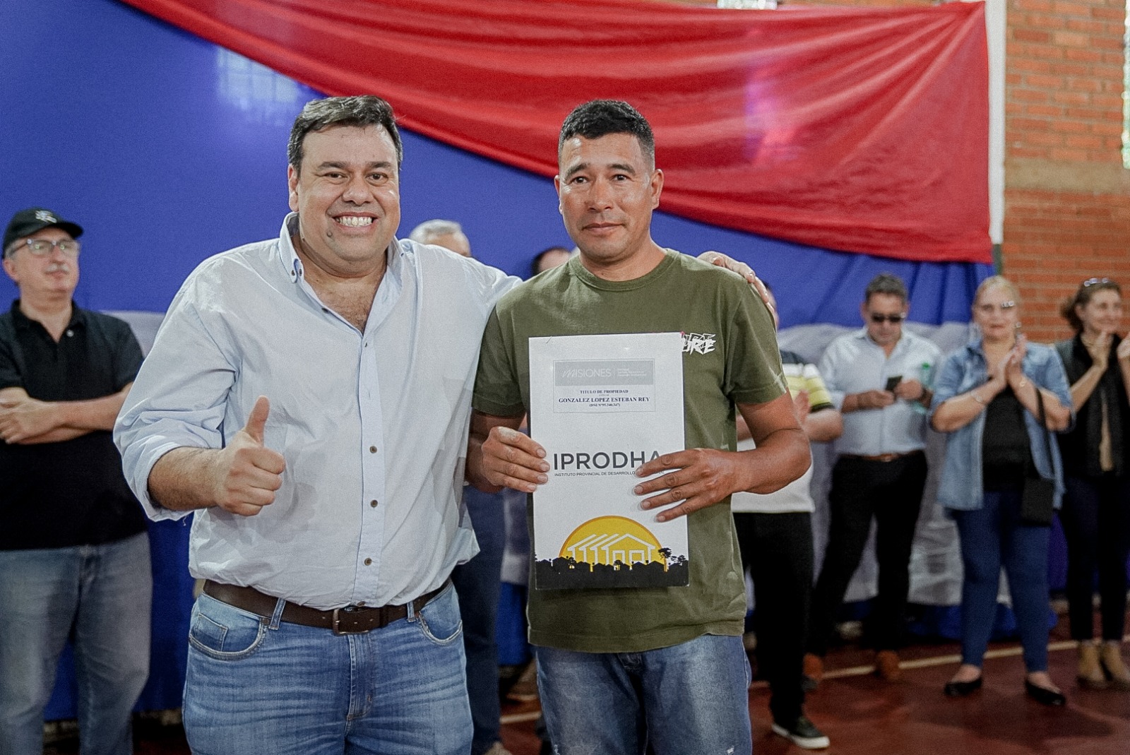 "Este no es un acto de entrega, es un acto de amor y devolución", dijo el Gobernador en la entrega de títulos de propiedad en Puerto Rico 12 "Este no es un acto de entrega, es un acto de amor y devolución", dijo el Gobernador en la entrega de títulos de propiedad en Puerto Rico imagen-11