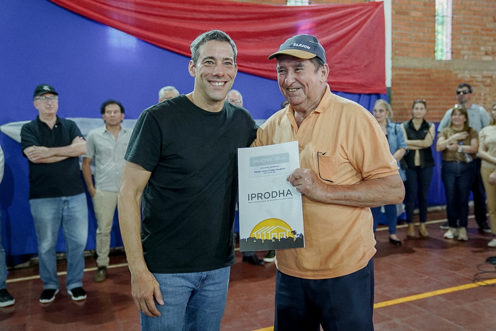 "Este no es un acto de entrega, es un acto de amor y devolución", dijo el Gobernador en la entrega de títulos de propiedad en Puerto Rico 16 "Este no es un acto de entrega, es un acto de amor y devolución", dijo el Gobernador en la entrega de títulos de propiedad en Puerto Rico imagen-15
