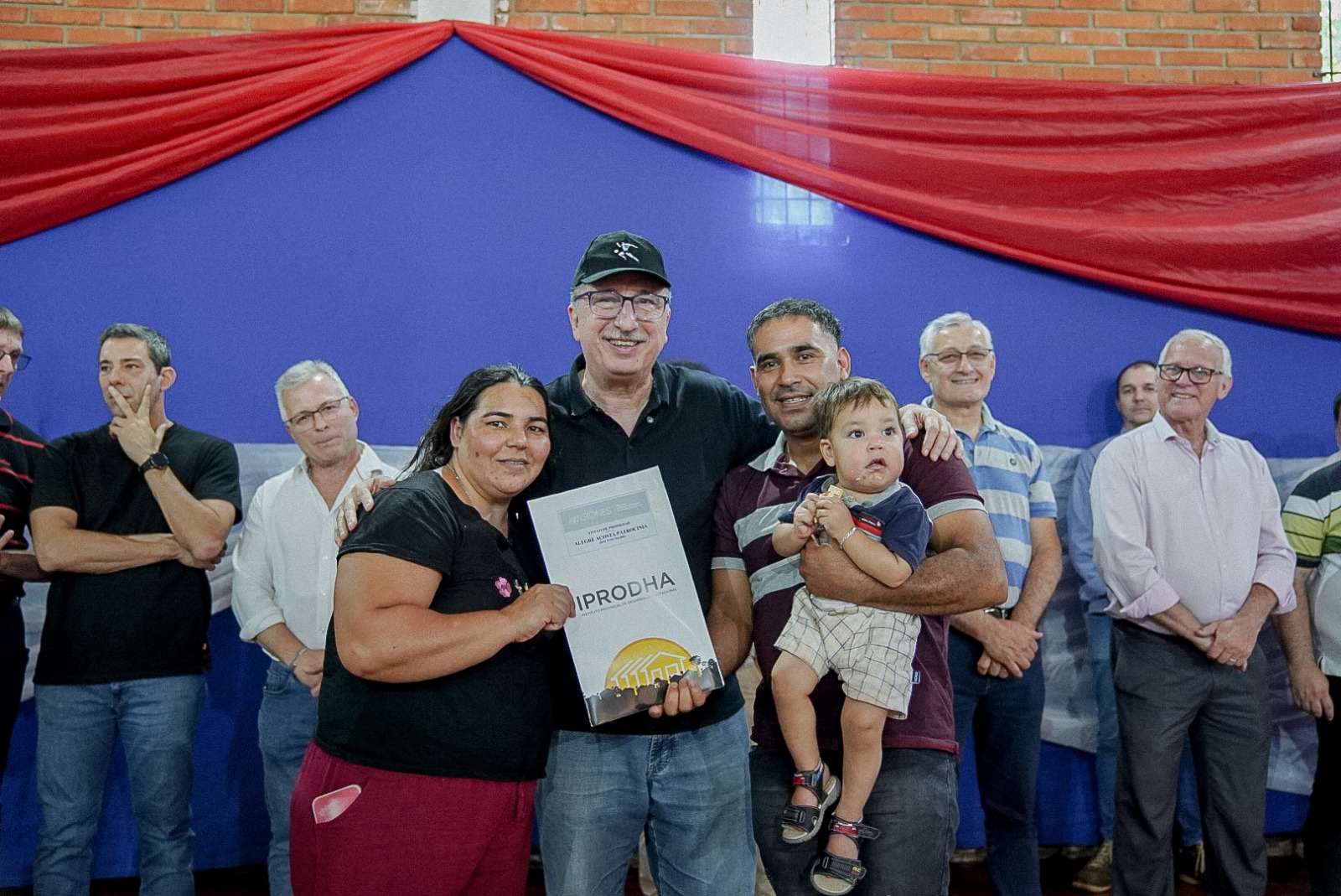 "Este no es un acto de entrega, es un acto de amor y devolución", dijo el Gobernador en la entrega de títulos de propiedad en Puerto Rico 14 "Este no es un acto de entrega, es un acto de amor y devolución", dijo el Gobernador en la entrega de títulos de propiedad en Puerto Rico imagen-13