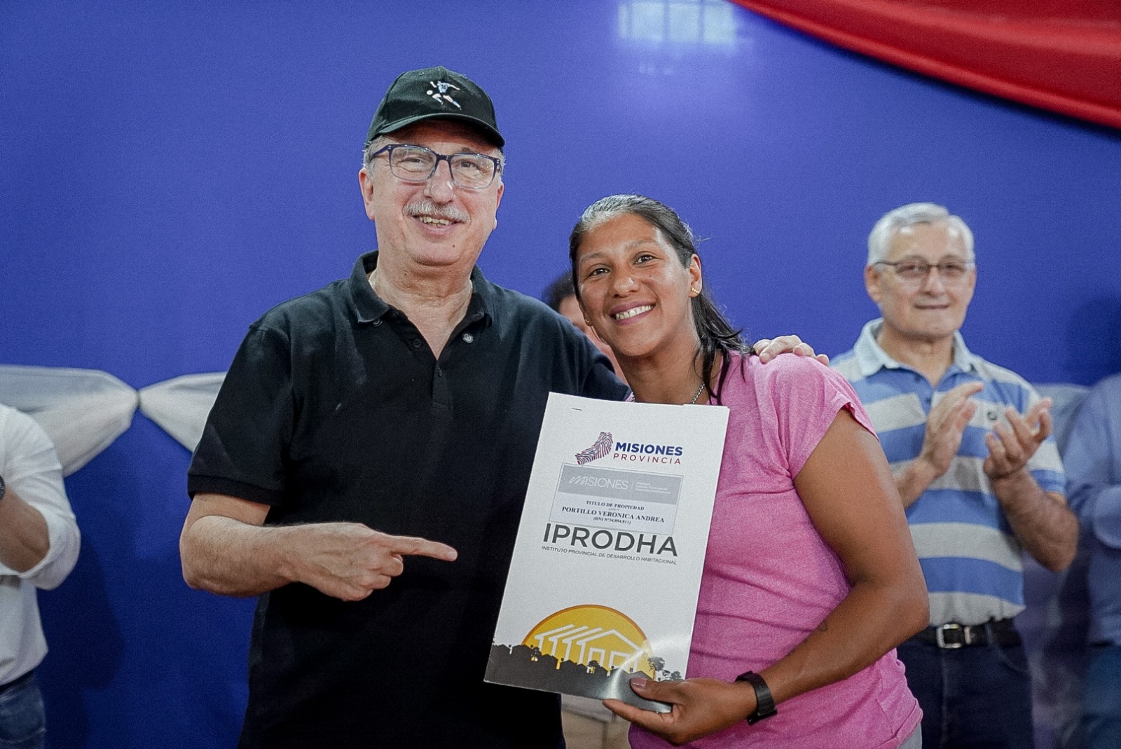 "Este no es un acto de entrega, es un acto de amor y devolución", dijo el Gobernador en la entrega de títulos de propiedad en Puerto Rico 20 "Este no es un acto de entrega, es un acto de amor y devolución", dijo el Gobernador en la entrega de títulos de propiedad en Puerto Rico imagen-19