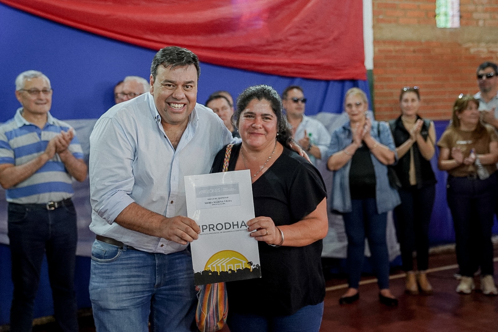 "Este no es un acto de entrega, es un acto de amor y devolución", dijo el Gobernador en la entrega de títulos de propiedad en Puerto Rico 18 "Este no es un acto de entrega, es un acto de amor y devolución", dijo el Gobernador en la entrega de títulos de propiedad en Puerto Rico imagen-17