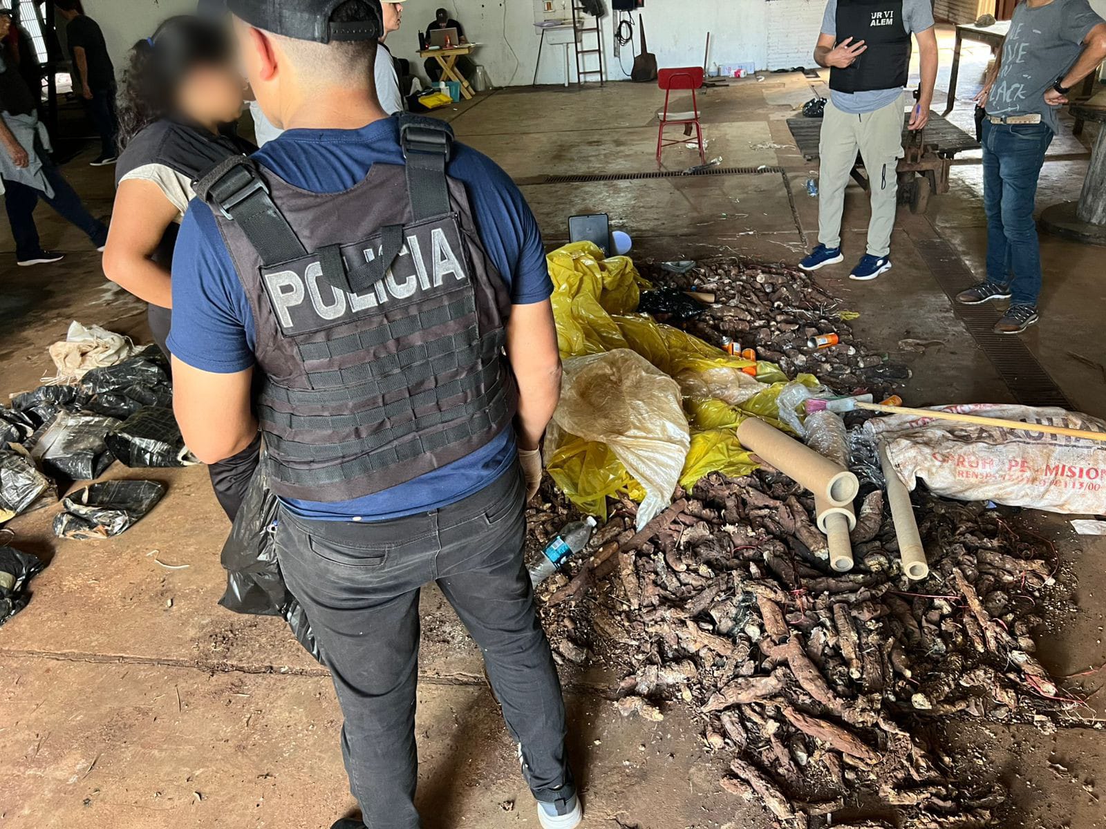 "Narcomandioca": la Policía desarticuló un centro de acopio en Bonpland con más de tres toneladas de marihuana valuadas en $11 mil millones 5 "Narcomandioca": la Policía desarticuló un centro de acopio en Bonpland con más de tres toneladas de marihuana valuadas en $11 mil millones imagen-4