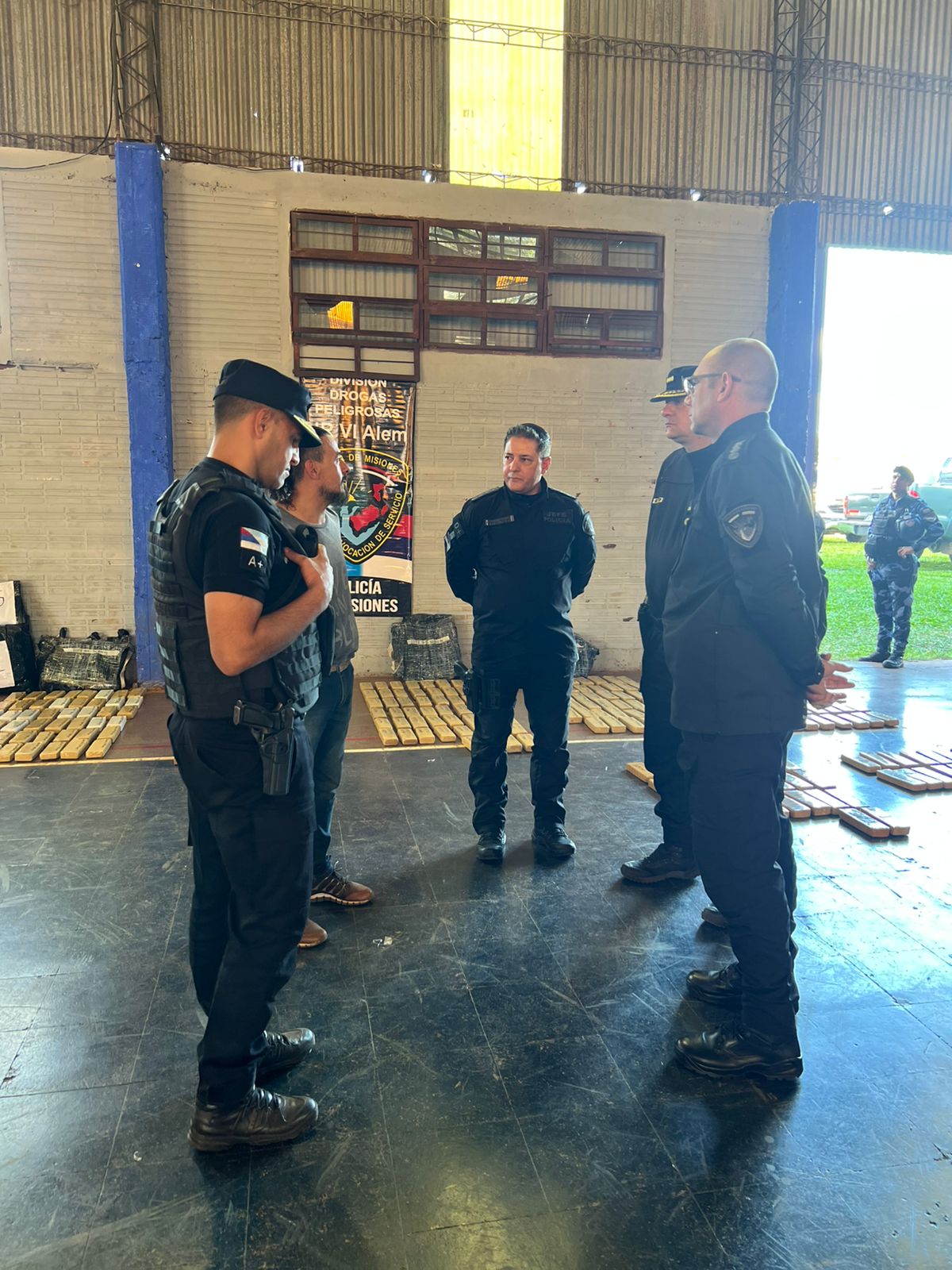 "Narcomandioca": la Policía desarticuló un centro de acopio en Bonpland con más de tres toneladas de marihuana valuadas en $11 mil millones 11 "Narcomandioca": la Policía desarticuló un centro de acopio en Bonpland con más de tres toneladas de marihuana valuadas en $11 mil millones imagen-10