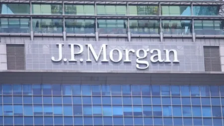 J.P. Morgan anticipa una baja del riesgo país tras el triunfo de Javier Milei en las elecciones imagen-7