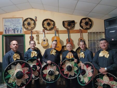 Al Caer el Sol: serenatas y vinilos para celebrar el Día de la Madre imagen-2