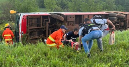 Despiste de micro en Garuhapé: 42 pasajeros fueron asistidos y luego derivados al Hospital de Puerto Rico y clínicas privadas Despiste de micro en Garuhapé: 42 pasajeros fueron asistidos y luego derivados al Hospital de Puerto Rico y clínicas privadas imagen-3