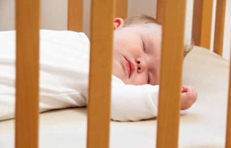 Muerte súbita del lactante: cómo el colecho seguro, la lactancia y el aprendizaje de RCP pueden prevenir riesgos en bebés menores de un año imagen-10