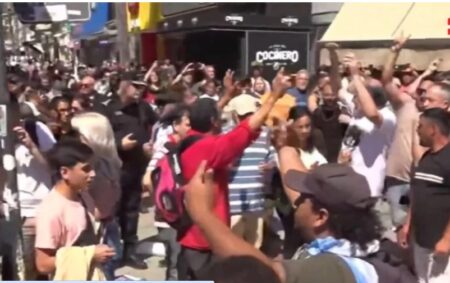 Milei tuvo que suspender una caminata de campaña en Santa Fe por protestas imagen-4