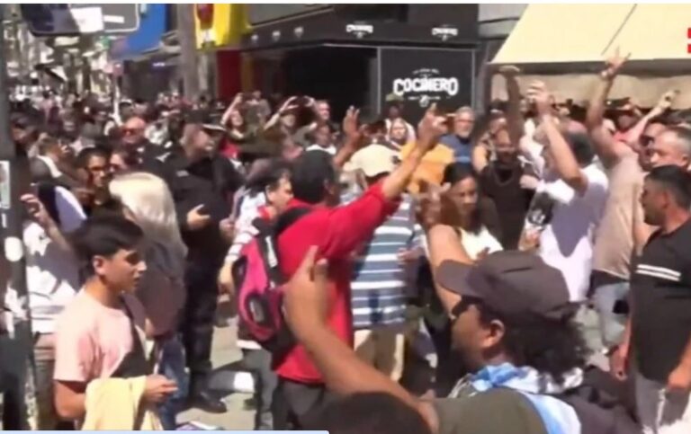 Milei tuvo que suspender una caminata de campaña en Santa Fe por protestas imagen-6