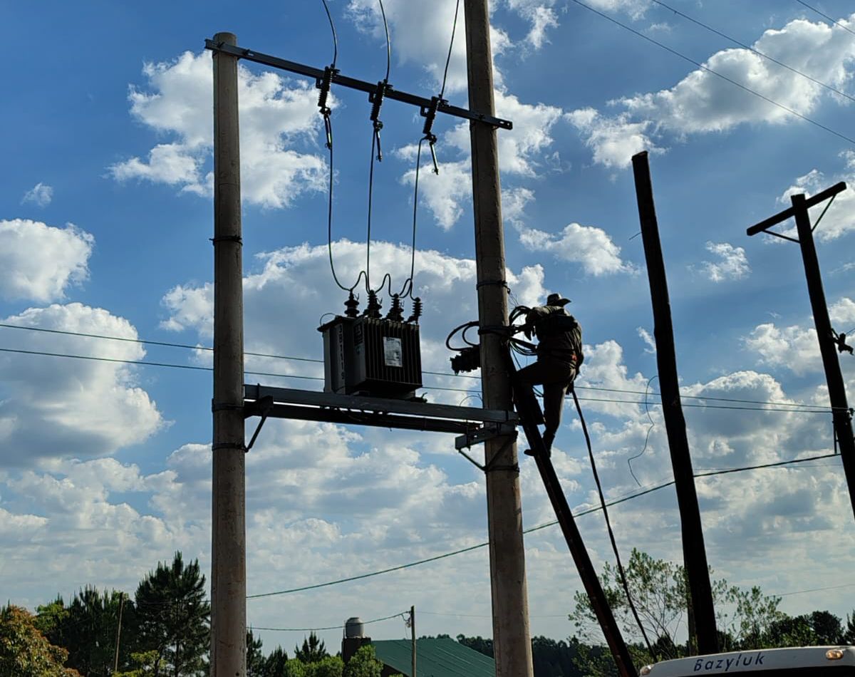 Energía de Misiones continúa con trabajos de mantenimiento y mejora del servicio eléctrico en distintos puntos de la provincia imagen-8