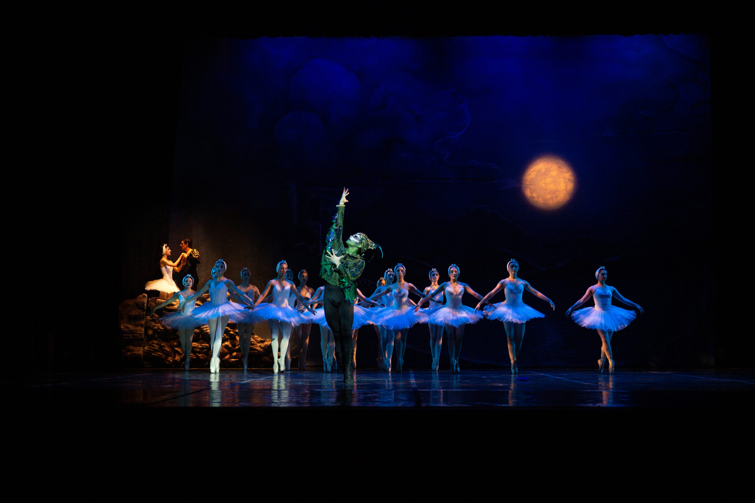 Con gran acompañamiento del público, el Ballet del Parque del Conocimiento culminó un exitoso ciclo de presentaciones de El lago de los cisnes imagen-2