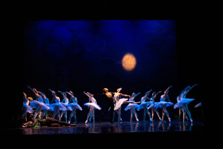 Con gran acompañamiento del público, el Ballet del Parque del Conocimiento culminó un exitoso ciclo de presentaciones de El lago de los cisnes imagen-25