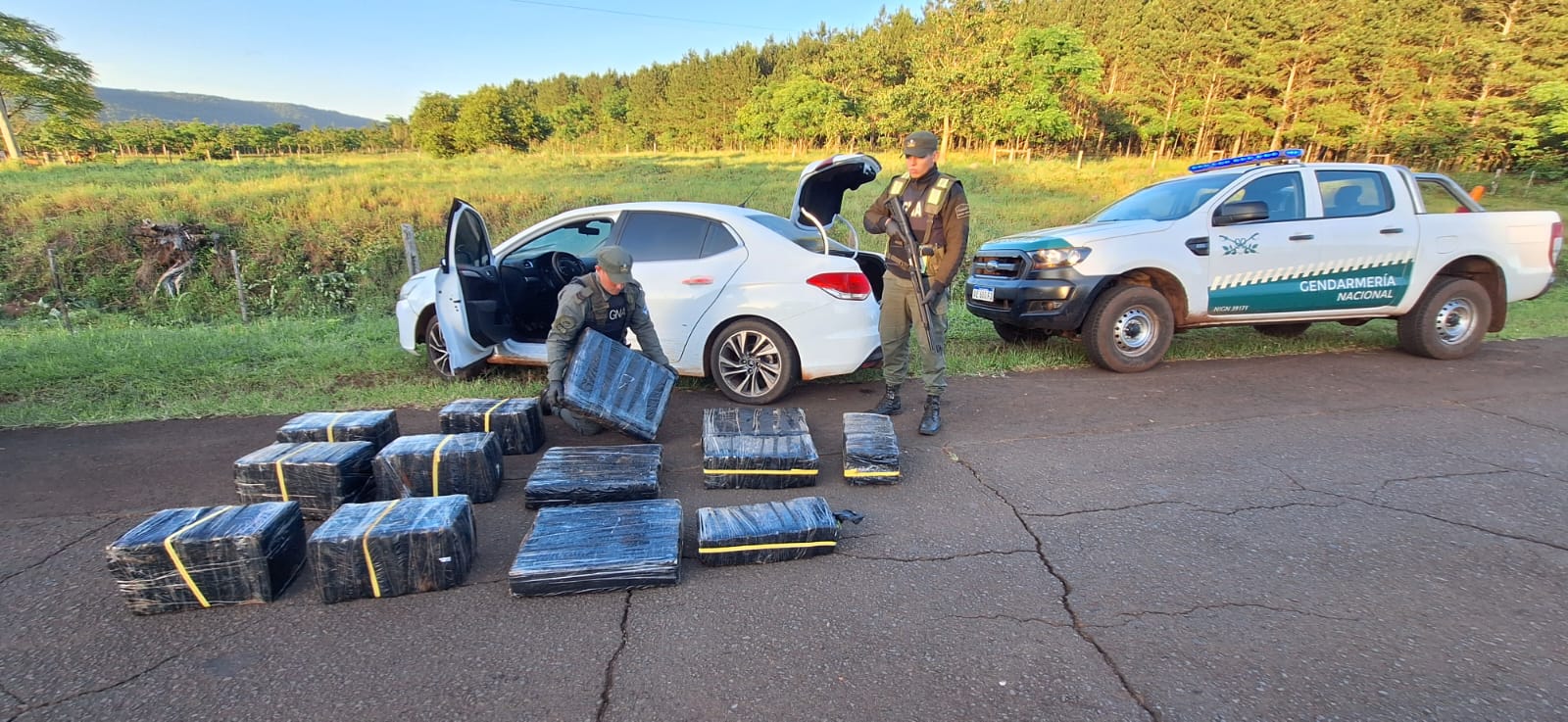 Tras un seguimiento controlado los gendarmes hallan 297 kilos de marihuana 3 Tras un seguimiento controlado los gendarmes hallan 297 kilos de marihuana imagen-2