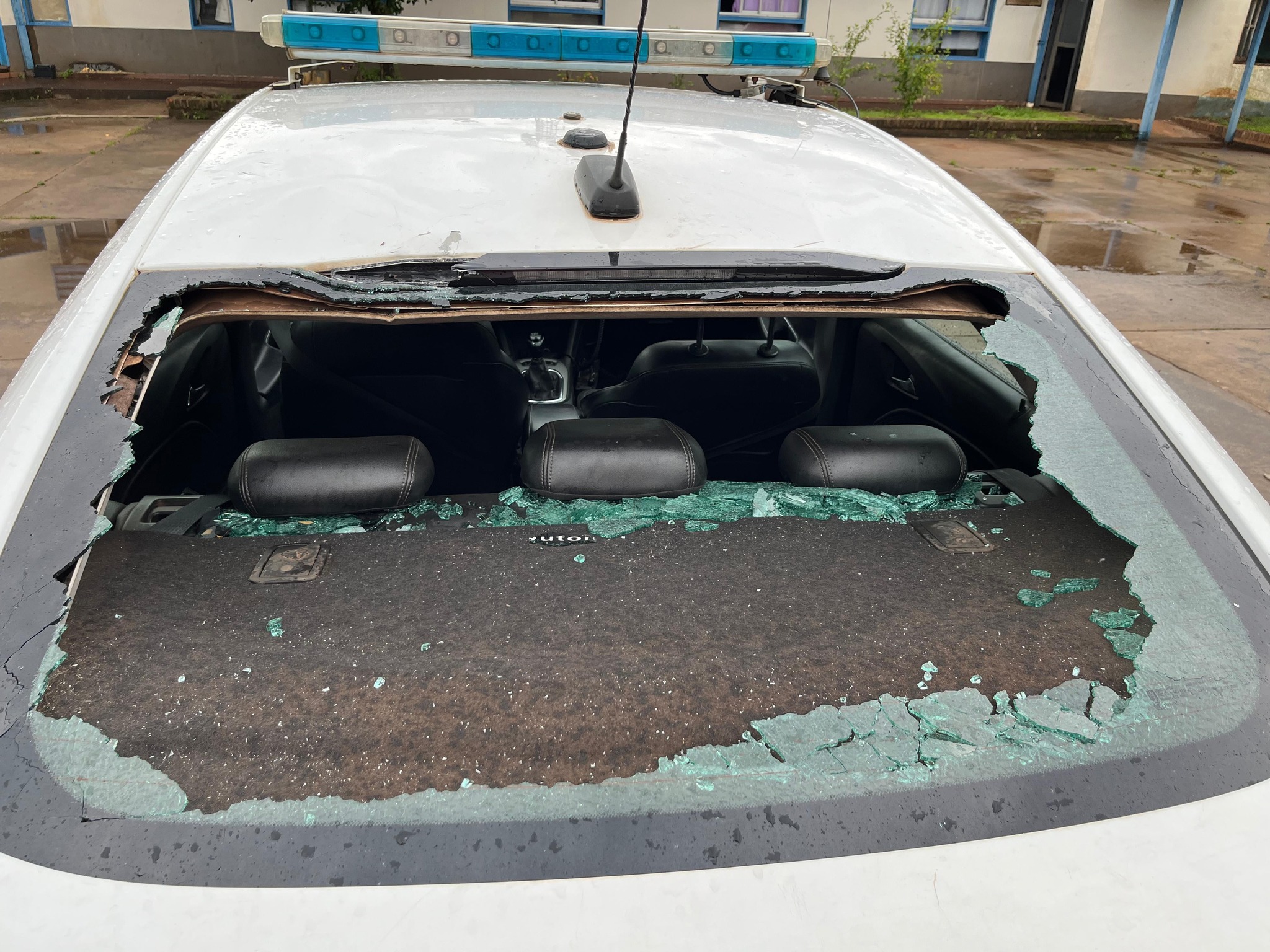 Violento desorden en la Chacra 145 dejó dos policías lesionados y un detenido 5 Violento desorden en la Chacra 145 dejó dos policías lesionados y un detenido imagen-4