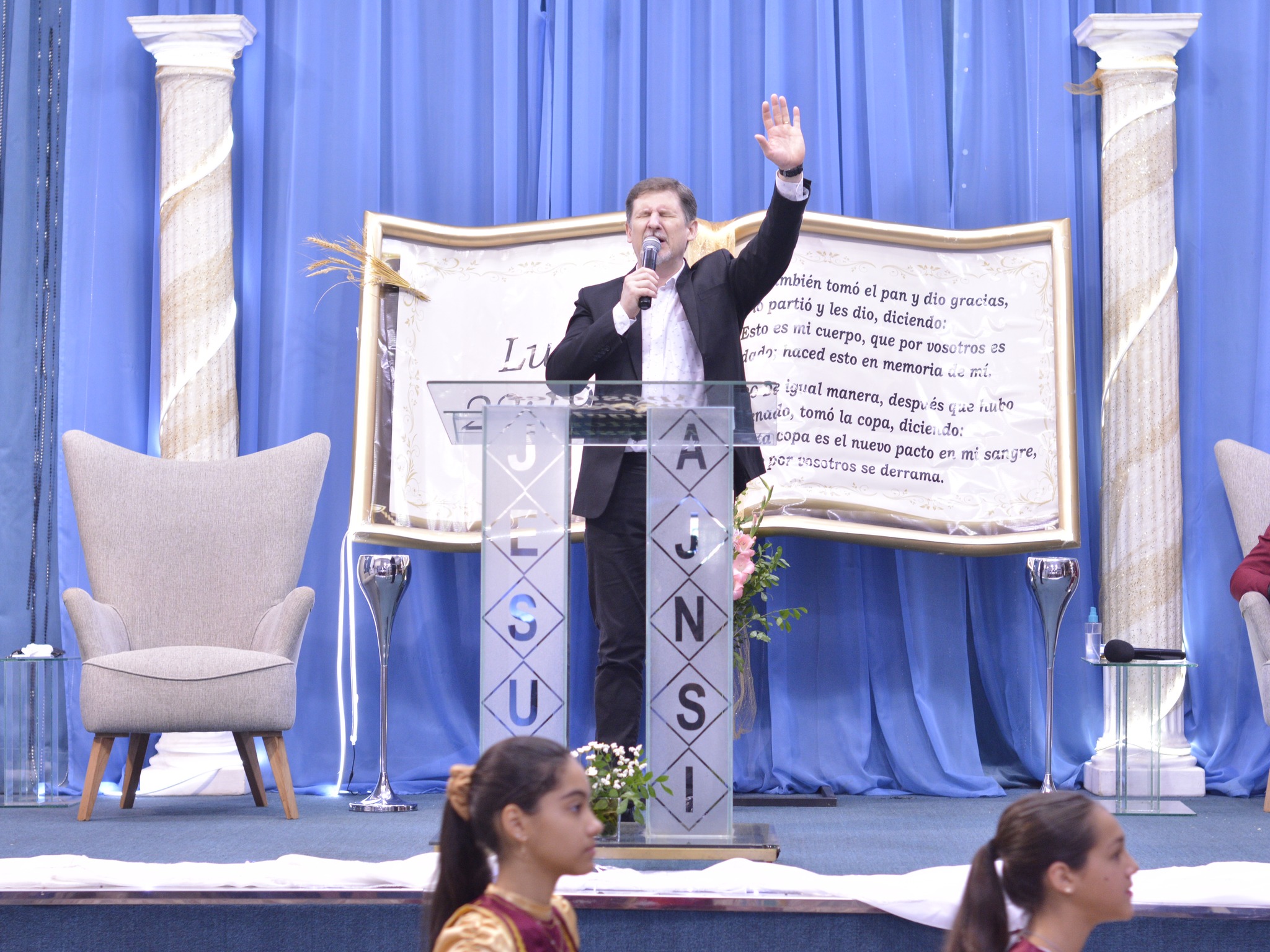 El Concejo Deliberante reconoció al apóstol Héctor Gross como Ciudadano Ilustre tras 50 años de labor pastoral y comunitaria en Posadas 13 El Concejo Deliberante reconoció al apóstol Héctor Gross como Ciudadano Ilustre tras 50 años de labor pastoral y comunitaria en Posadas imagen-12