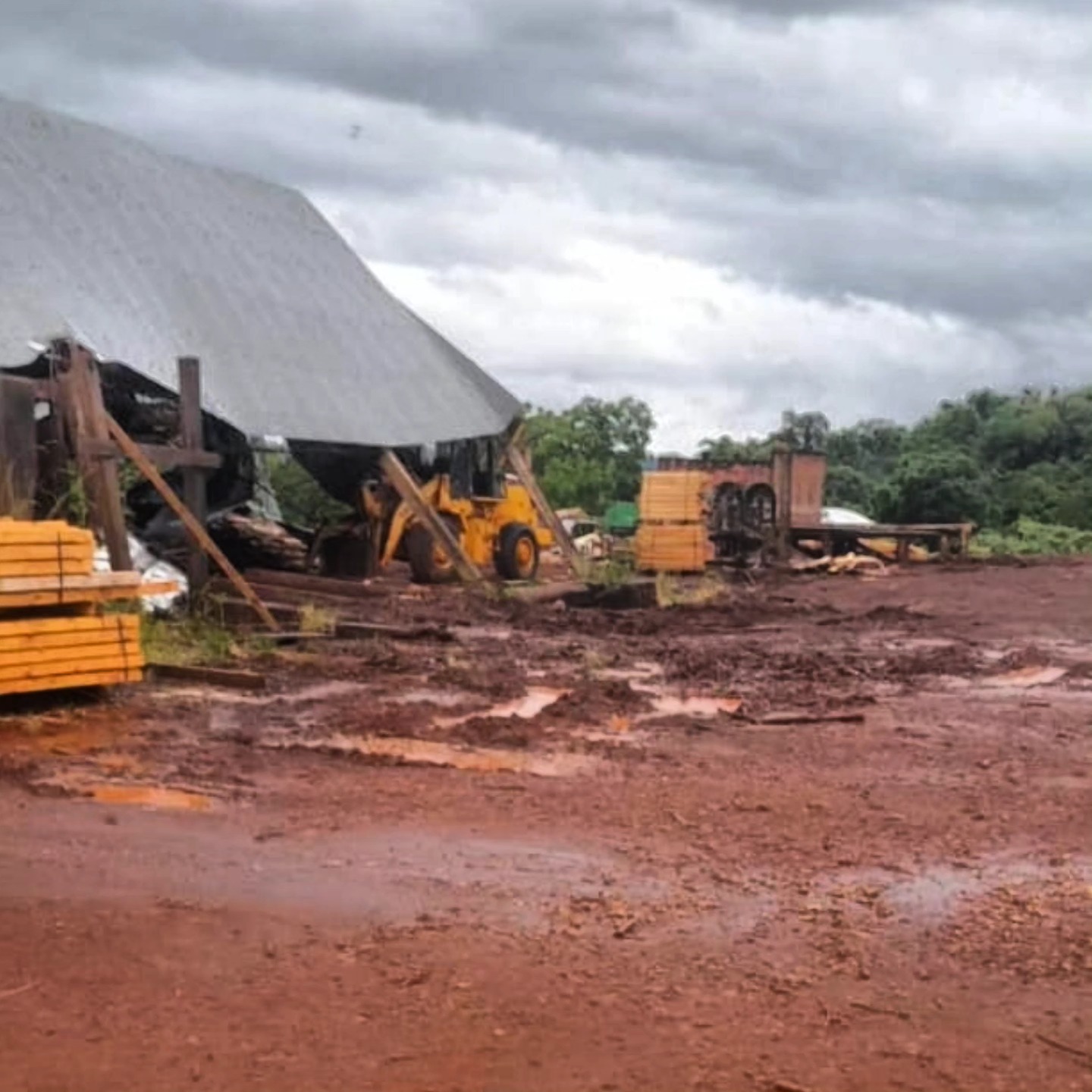 Ráfagas de vientos y lluvias afectaron varias localidades de Misiones: relevan daños y asisten a familias afectadas por el temporal 17 Ráfagas de vientos y lluvias afectaron varias localidades de Misiones: relevan daños y asisten a familias afectadas por el temporal imagen-16