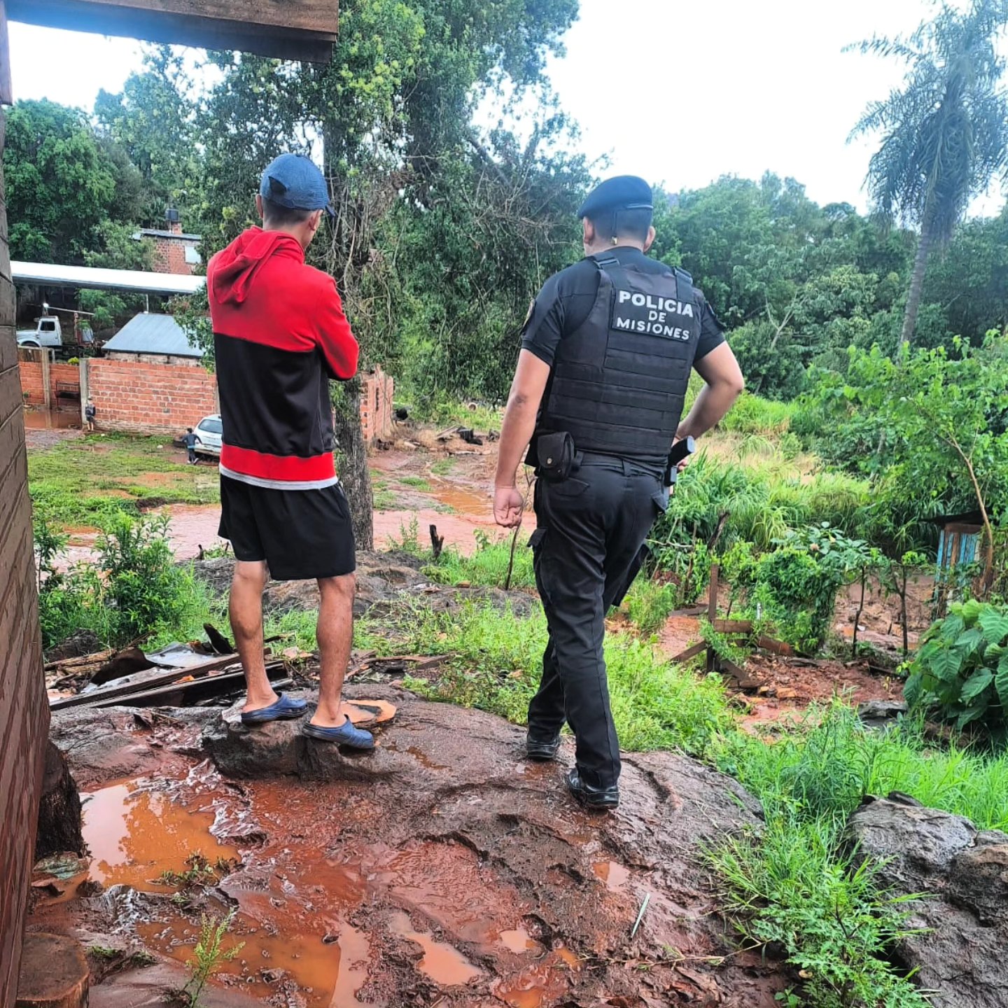 Ráfagas de vientos y lluvias afectaron varias localidades de Misiones: relevan daños y asisten a familias afectadas por el temporal 13 Ráfagas de vientos y lluvias afectaron varias localidades de Misiones: relevan daños y asisten a familias afectadas por el temporal imagen-12