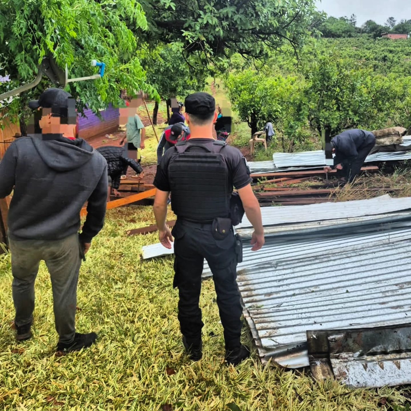 Ráfagas de vientos y lluvias afectaron varias localidades de Misiones: relevan daños y asisten a familias afectadas por el temporal 19 Ráfagas de vientos y lluvias afectaron varias localidades de Misiones: relevan daños y asisten a familias afectadas por el temporal imagen-18