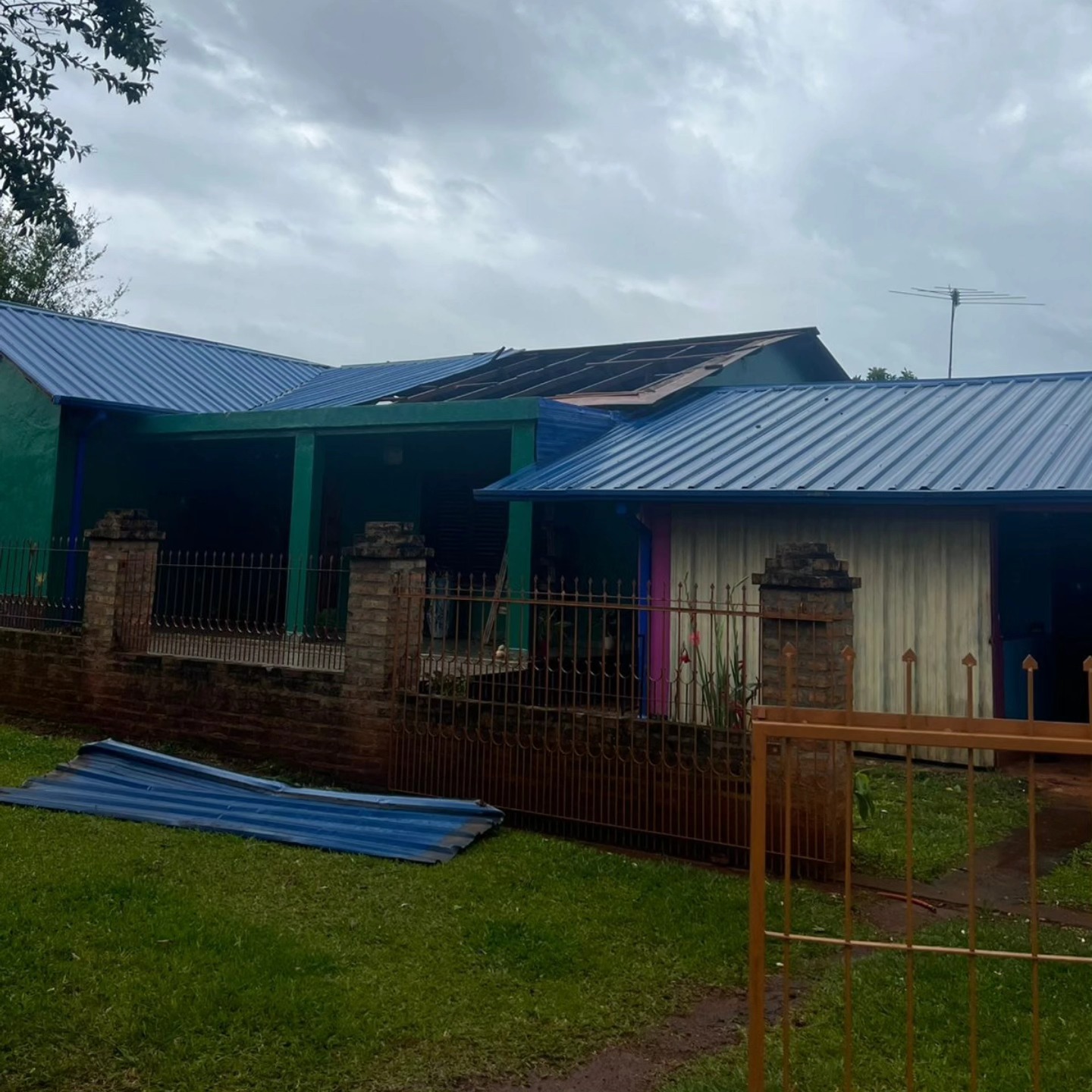 Ráfagas de vientos y lluvias afectaron varias localidades de Misiones: relevan daños y asisten a familias afectadas por el temporal 23 Ráfagas de vientos y lluvias afectaron varias localidades de Misiones: relevan daños y asisten a familias afectadas por el temporal imagen-22