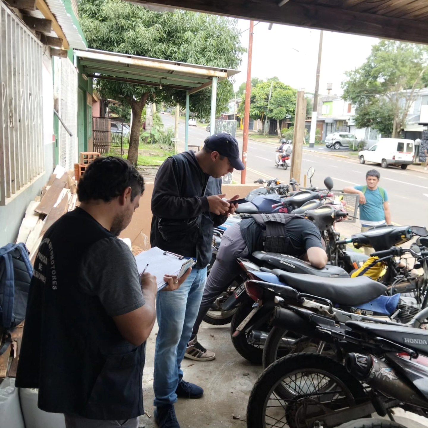 Desarticularon una banda dedicada al robo de motos tras múltiples allanamientos en Posadas 5 Desarticularon una banda dedicada al robo de motos tras múltiples allanamientos en Posadas imagen-4