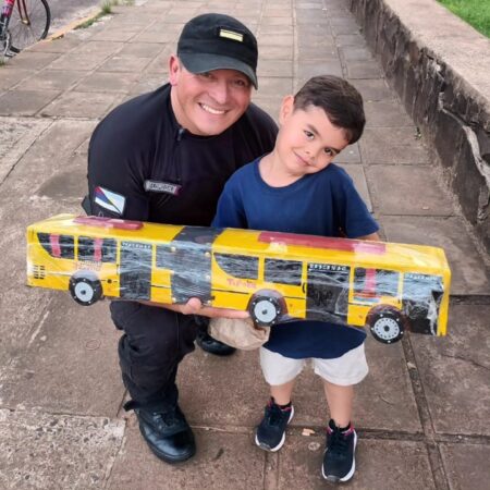 El policía que desde hace 10 años transforma madera en sonrisas en Cerro Azul El policía que desde hace 10 años transforma madera en sonrisas en Cerro Azul imagen-3