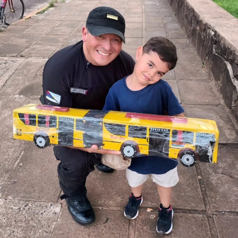 El policía que desde hace 10 años transforma madera en sonrisas en Cerro Azul imagen-30