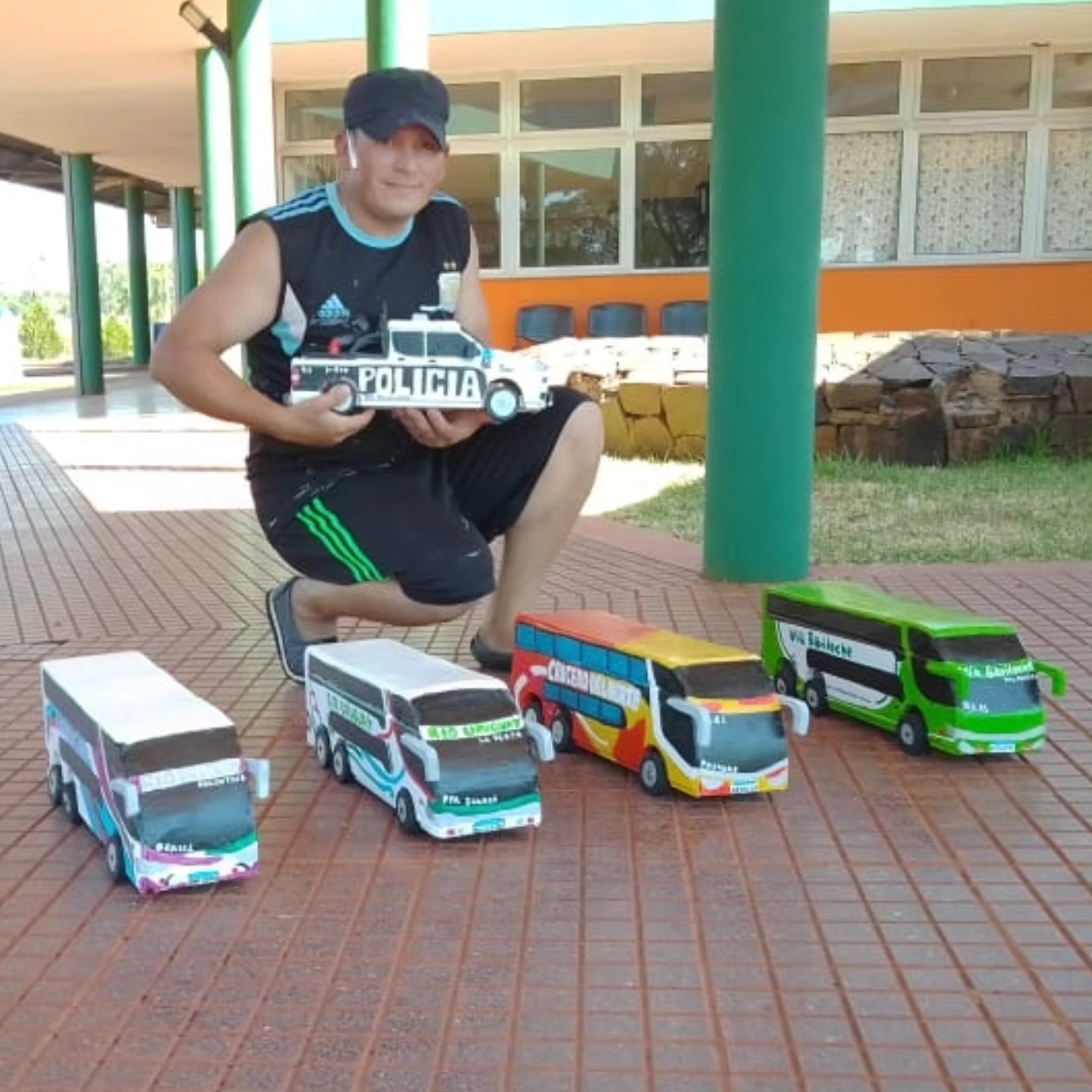 El policía que desde hace 10 años transforma madera en sonrisas en Cerro Azul 7 El policía que desde hace 10 años transforma madera en sonrisas en Cerro Azul imagen-6