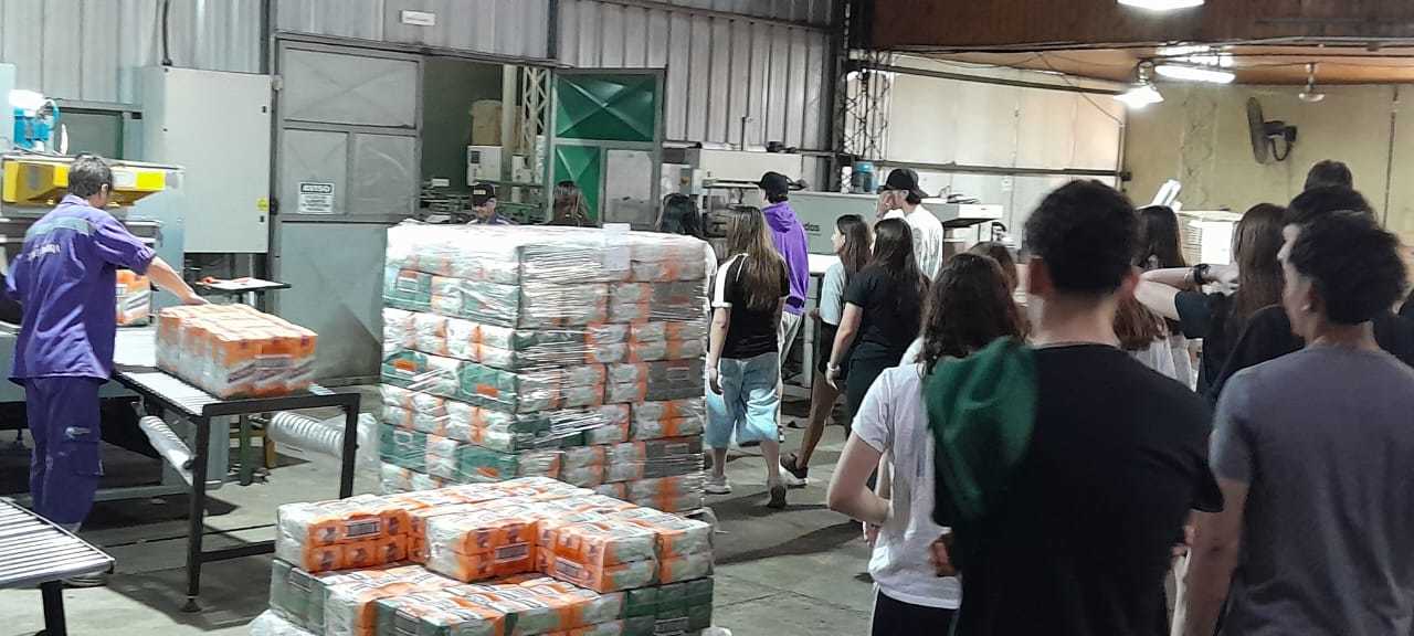 El Mate en la Escuela: estudiantes de Santa Fe visitaron establecimientos yerbateros y entregaron un presente a la cooperativa que los apadrina imagen-6