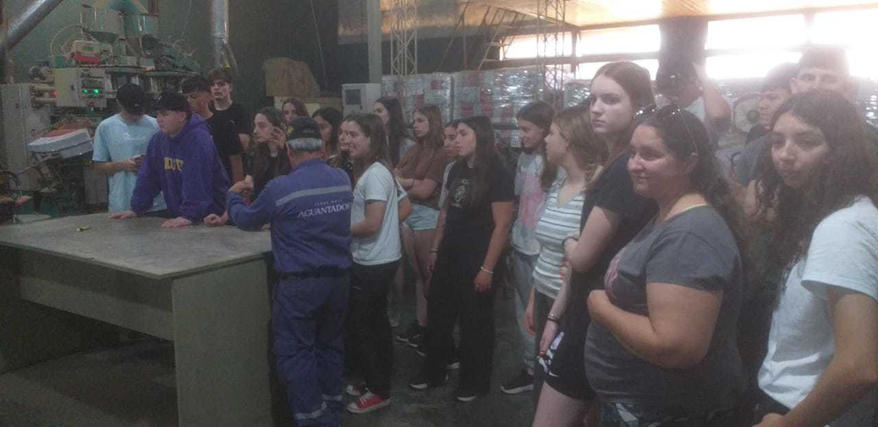 El Mate en la Escuela: estudiantes de Santa Fe visitaron establecimientos yerbateros y entregaron un presente a la cooperativa que los apadrina 7 El Mate en la Escuela: estudiantes de Santa Fe visitaron establecimientos yerbateros y entregaron un presente a la cooperativa que los apadrina imagen-6