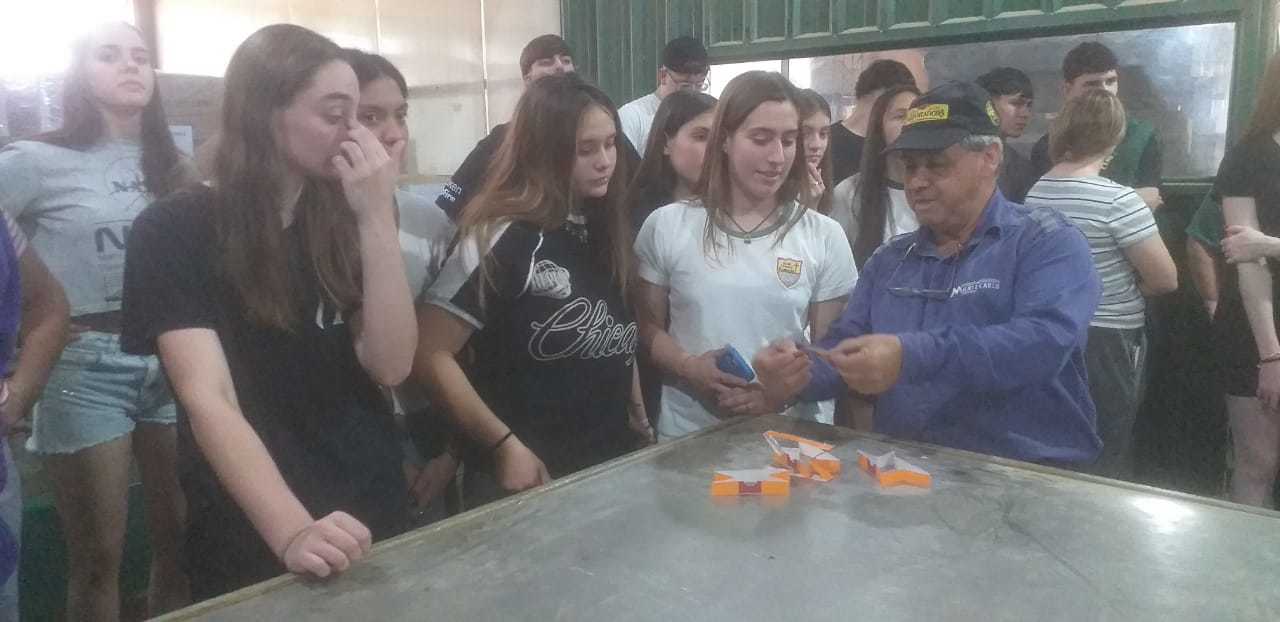 El Mate en la Escuela: estudiantes de Santa Fe visitaron establecimientos yerbateros y entregaron un presente a la cooperativa que los apadrina 9 El Mate en la Escuela: estudiantes de Santa Fe visitaron establecimientos yerbateros y entregaron un presente a la cooperativa que los apadrina imagen-8
