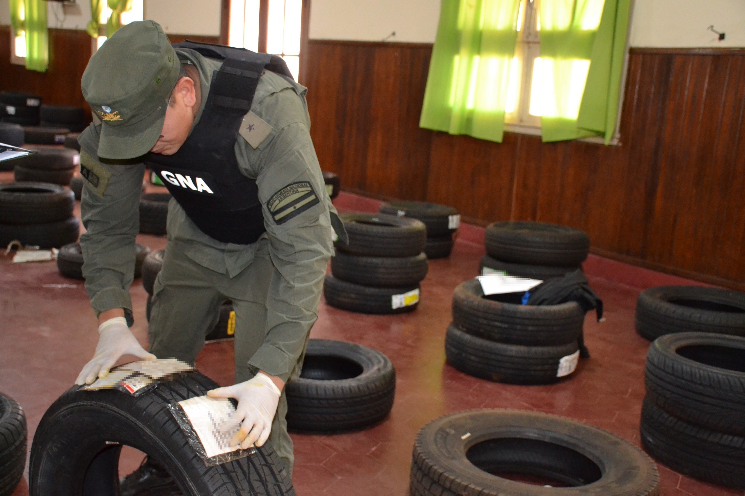 Gendarmería abrió 184 encomiendas y detectó 287 cubiertas de origen extranjero enviadas sin aval legal en controles sobre la Ruta 14 5 Gendarmería abrió 184 encomiendas y detectó 287 cubiertas de origen extranjero enviadas sin aval legal en controles sobre la Ruta 14 imagen-4