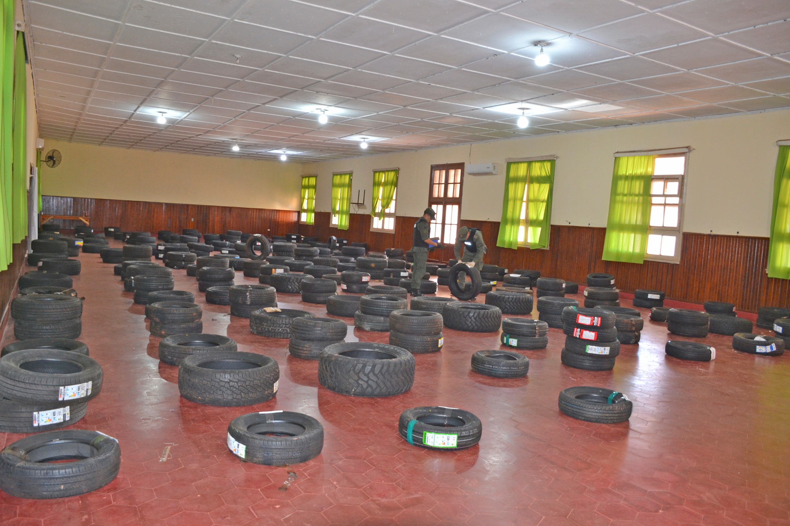 Gendarmería abrió 184 encomiendas y detectó 287 cubiertas de origen extranjero enviadas sin aval legal en controles sobre la Ruta 14 3 Gendarmería abrió 184 encomiendas y detectó 287 cubiertas de origen extranjero enviadas sin aval legal en controles sobre la Ruta 14 imagen-2