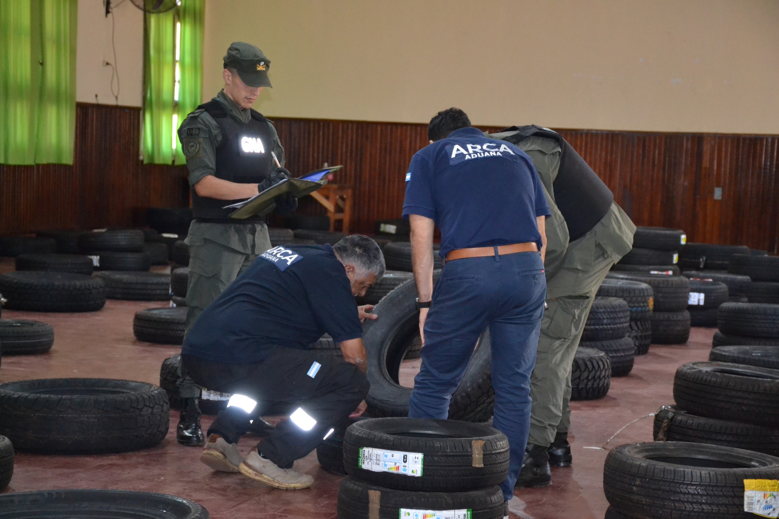 Gendarmería abrió 184 encomiendas y detectó 287 cubiertas de origen extranjero enviadas sin aval legal en controles sobre la Ruta 14 Gendarmería abrió 184 encomiendas y detectó 287 cubiertas de origen extranjero enviadas sin aval legal en controles sobre la Ruta 14 imagen-1