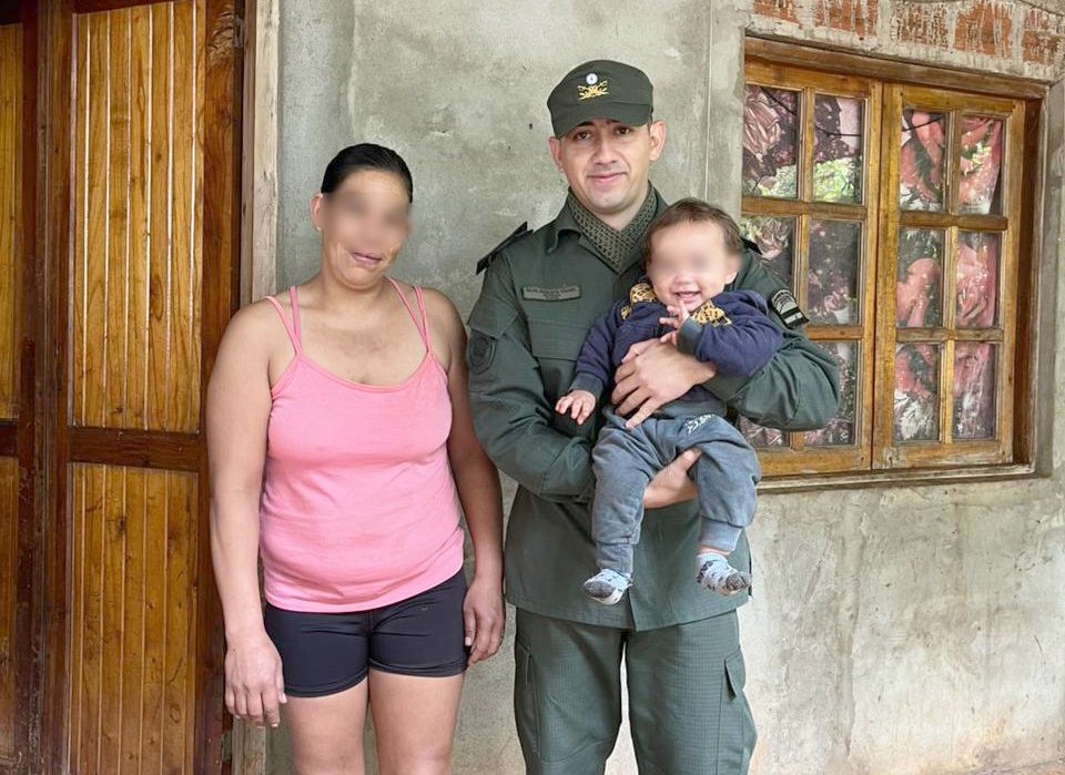 Gendarmes auxiliaron a un bebé que había sufrido un episodio de ahogamiento 3 Gendarmes auxiliaron a un bebé que había sufrido un episodio de ahogamiento imagen-2