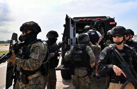 Gendarmes custodiaron el traslado vía aérea y terrestre del detenido brasileño vinculado a la incautación de más de nueve toneladas de marihuana en Misiones imagen-7