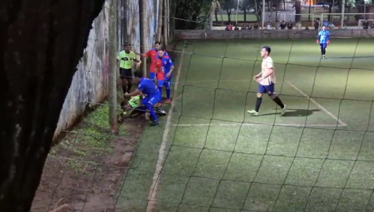 Cobarde agresión a un árbitro en Posadas imagen-3